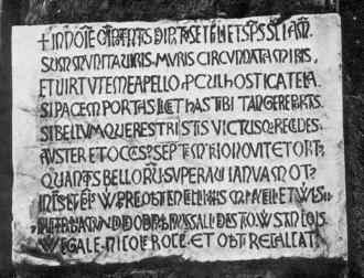 Iscrizione sul pilastro meridionale di Porta Soprana