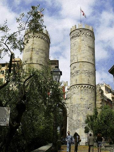 Porta Soprana con il vessillo di San Giorgio