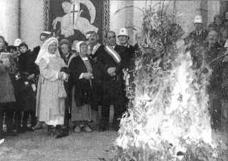 Il ceppo d'alloro arde davanti a "Pxo"