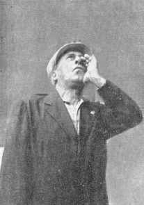 O Marito mentre o sciga co-a "pelleuia"
